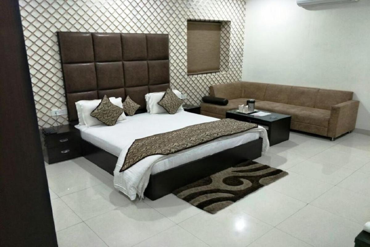 Hotel Mandakini Lush Kanpur Exterior photo