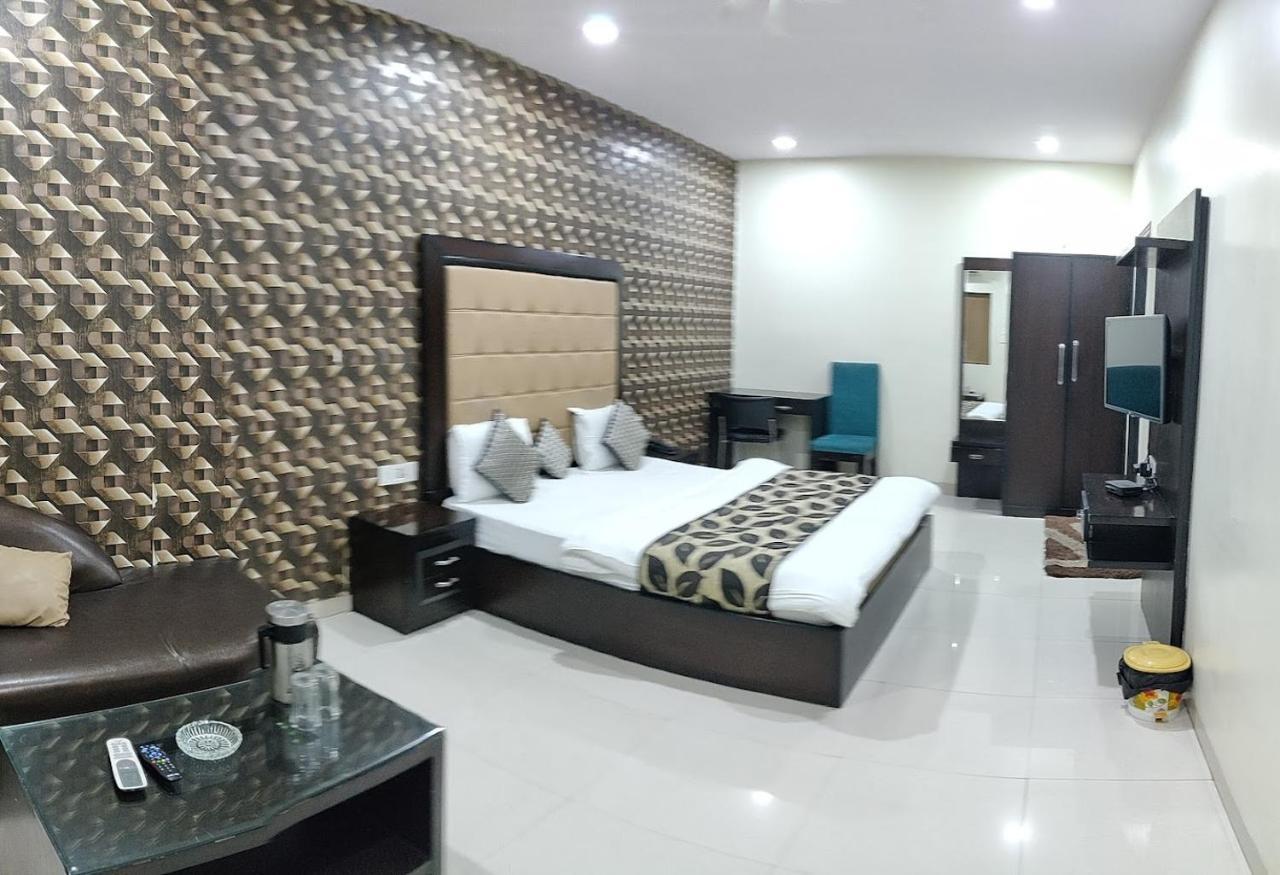 Hotel Mandakini Lush Kanpur Exterior photo
