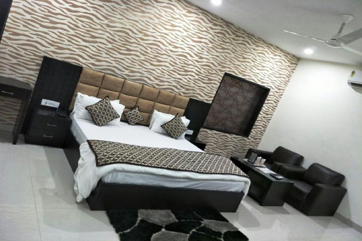 Hotel Mandakini Lush Kanpur Exterior photo