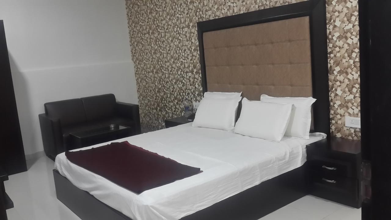 Hotel Mandakini Lush Kanpur Exterior photo