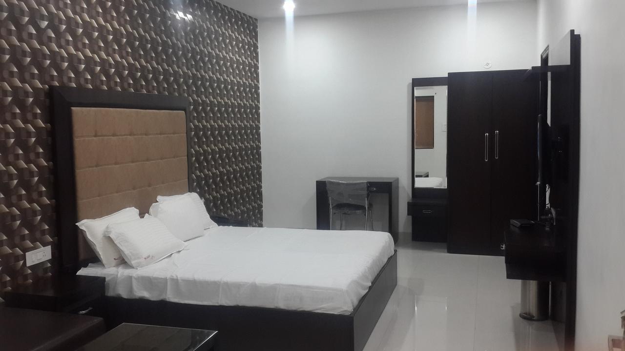 Hotel Mandakini Lush Kanpur Exterior photo
