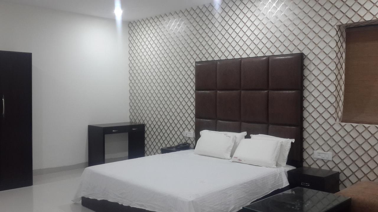 Hotel Mandakini Lush Kanpur Exterior photo