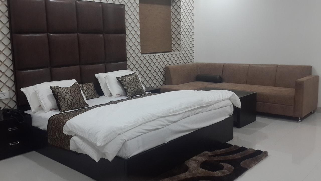 Hotel Mandakini Lush Kanpur Exterior photo
